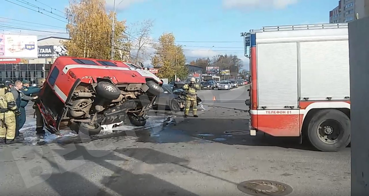 Машина МЧС, ехавшая на пожар, попала в серьёзное ДТП в Вологде